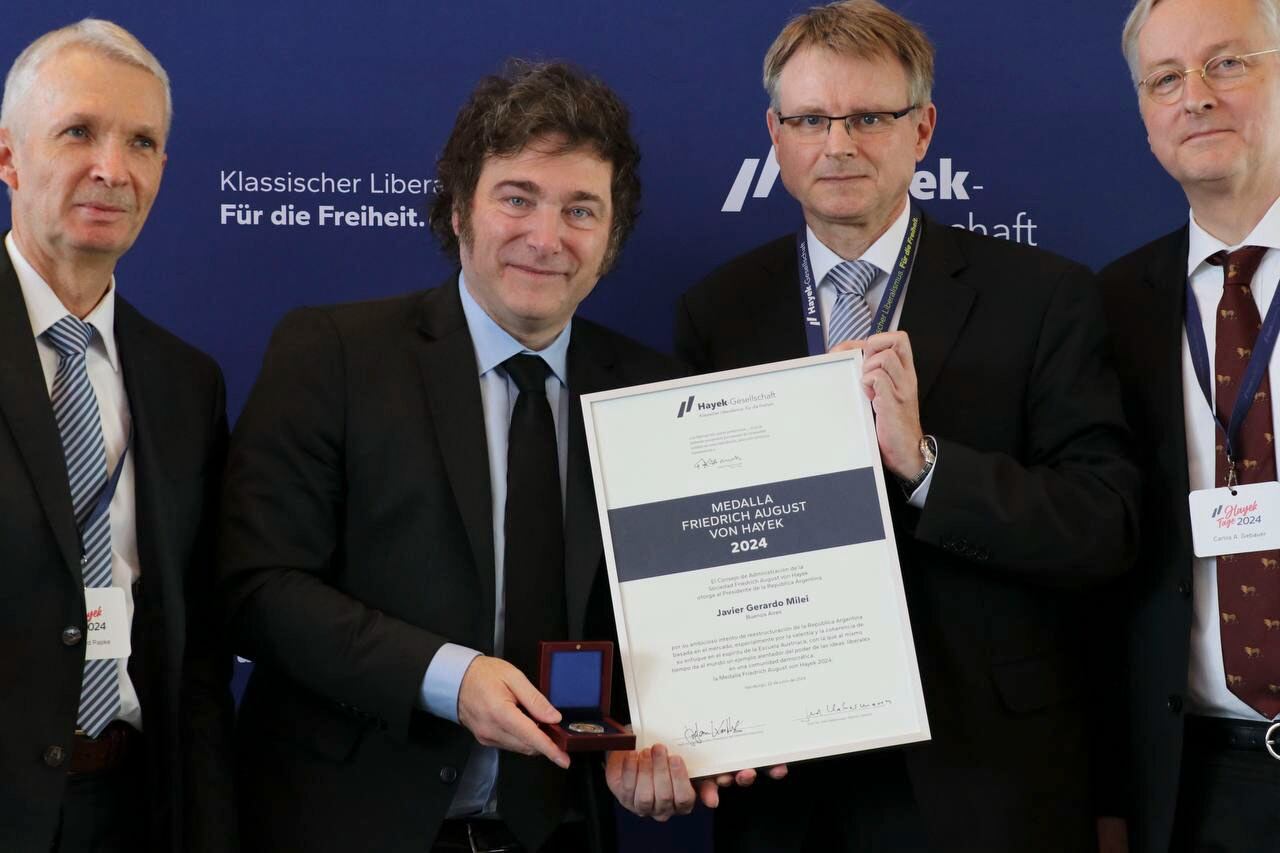 Tras recibir el premio en Hamburgo, el mandatario volvió a reivindicar la política económica de su gestión.