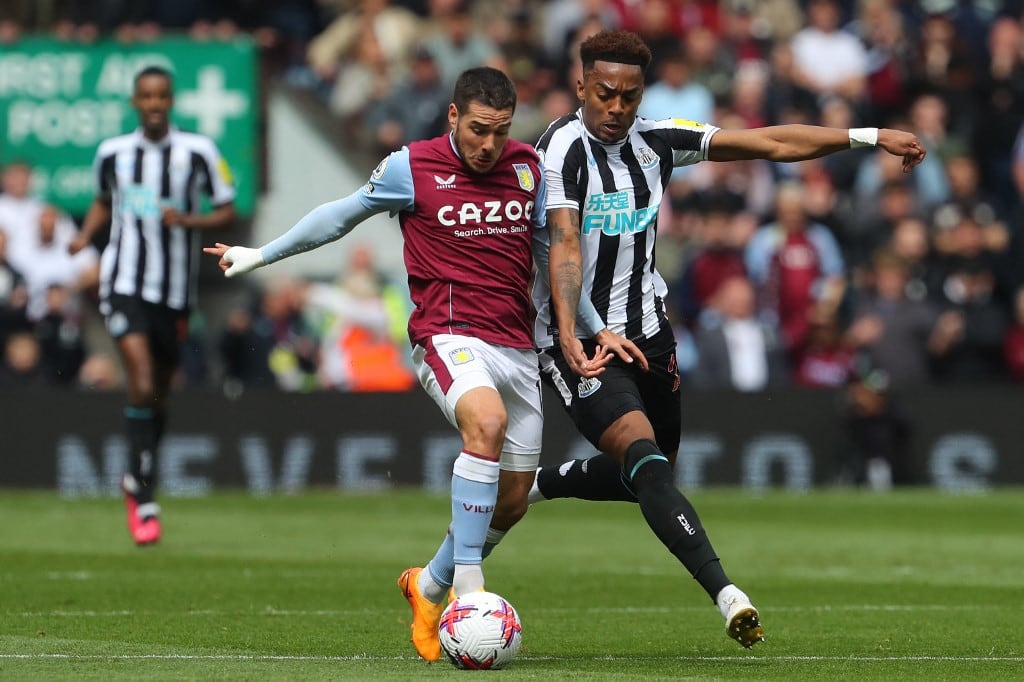 Buendía disputa la pelota con Willock, del del Newcastle. 