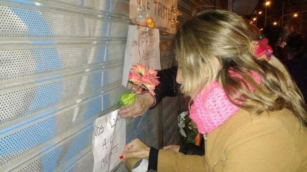 Cientos de personas se acercaron a la sede de ANSES con flores y carteles.