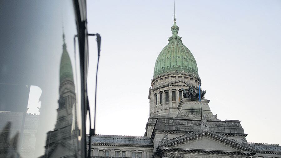 La oposición asegura que el DNU avanza sobre atribuciones constitucionales exclusivas del Poder Legislativo.