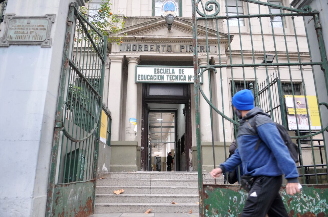 El Gobierno porteño anunció que los estudiantes secundarios de la Ciudad de Buenos Aires volvieron a las clases presenciales, aunque los gremios docentes aseguraron que se trata más marketing que de realidad.