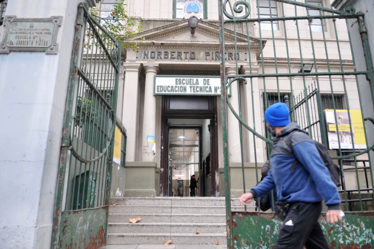 El Gobierno porteño anunció que los estudiantes secundarios de la Ciudad de Buenos Aires volvieron a las clases presenciales, aunque los gremios docentes aseguraron que se trata más marketing que de realidad.