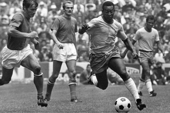 Pelé frente a Italia en el Mundial de 1970.