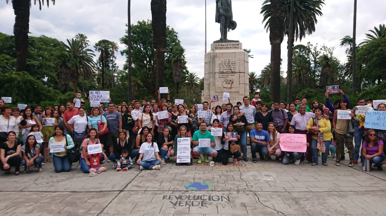 Algunos manifestantes reunidos en la plaza de la Legislatura 