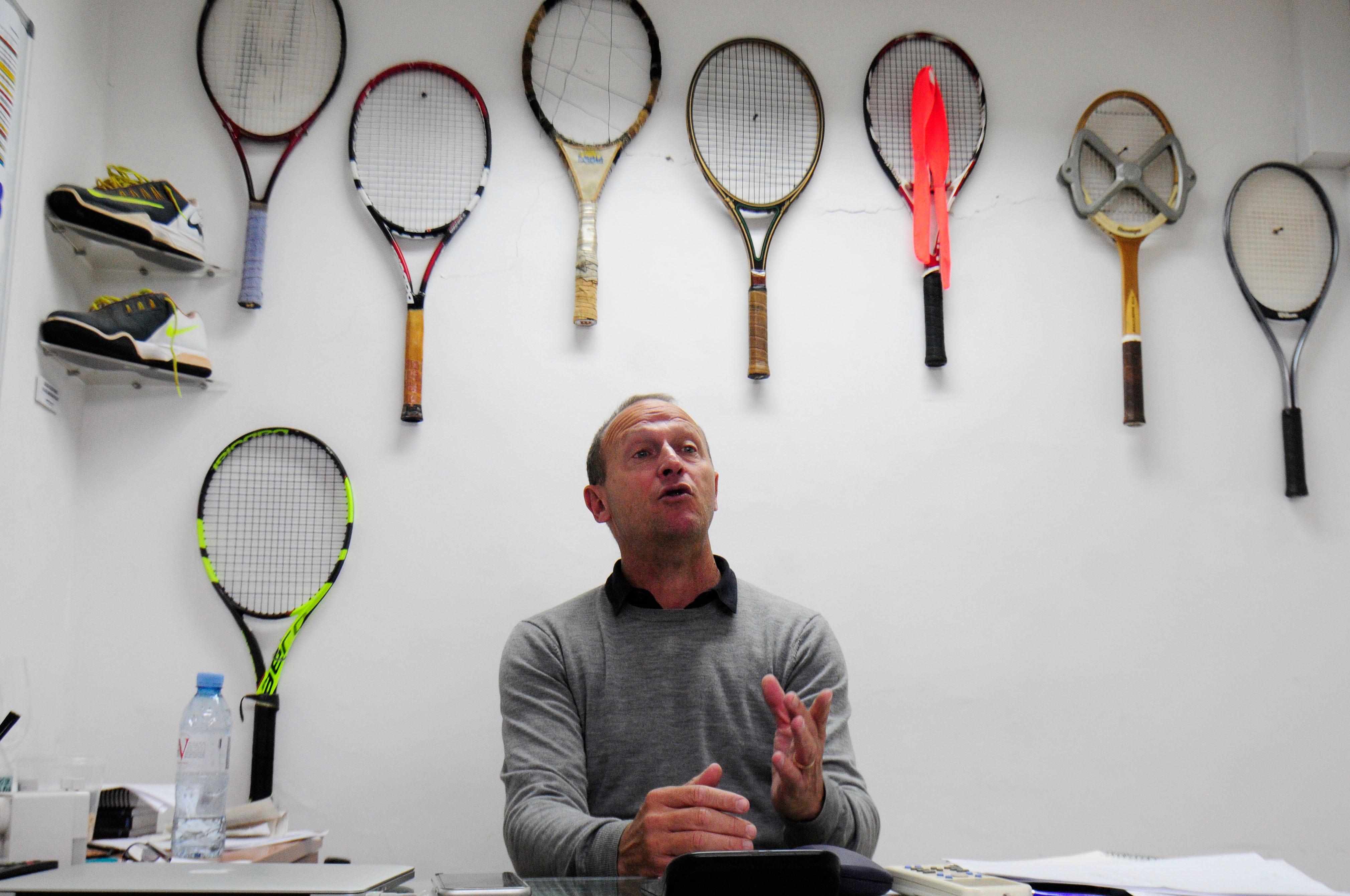 Todo en la oficina de Martín Jaite remite al tenis.