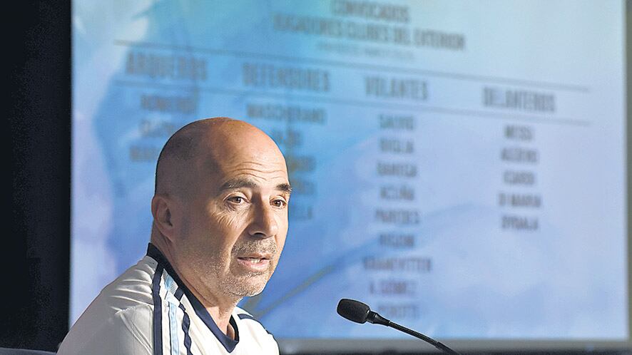 Sampaoli ayer en el predio de Ezeiza, donde dio la lista de convocados.
