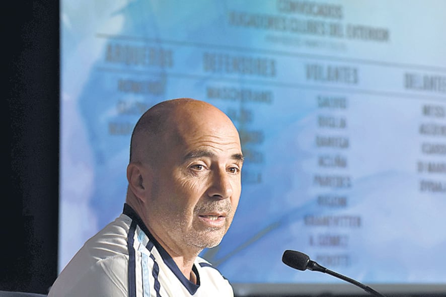 Sampaoli ayer en el predio de Ezeiza, donde dio la lista de convocados.