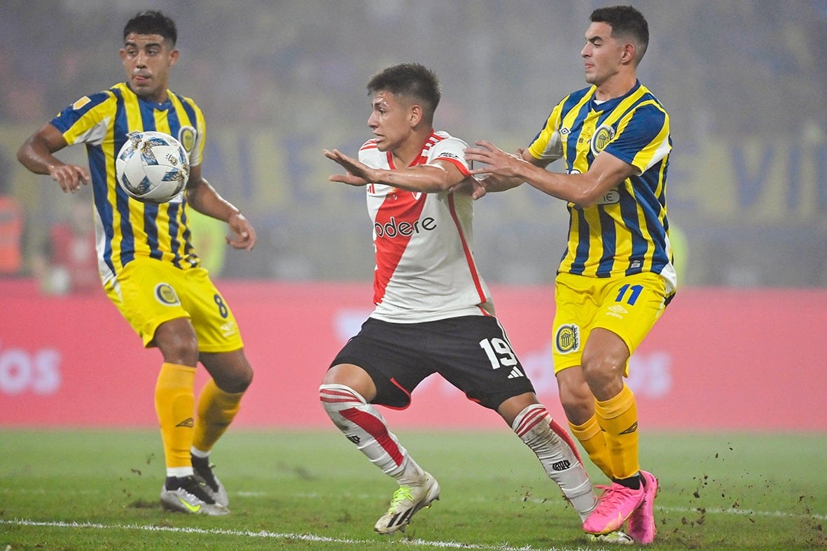 El "Diablito" Echeverri en acción, rodeado de jugadores de Central