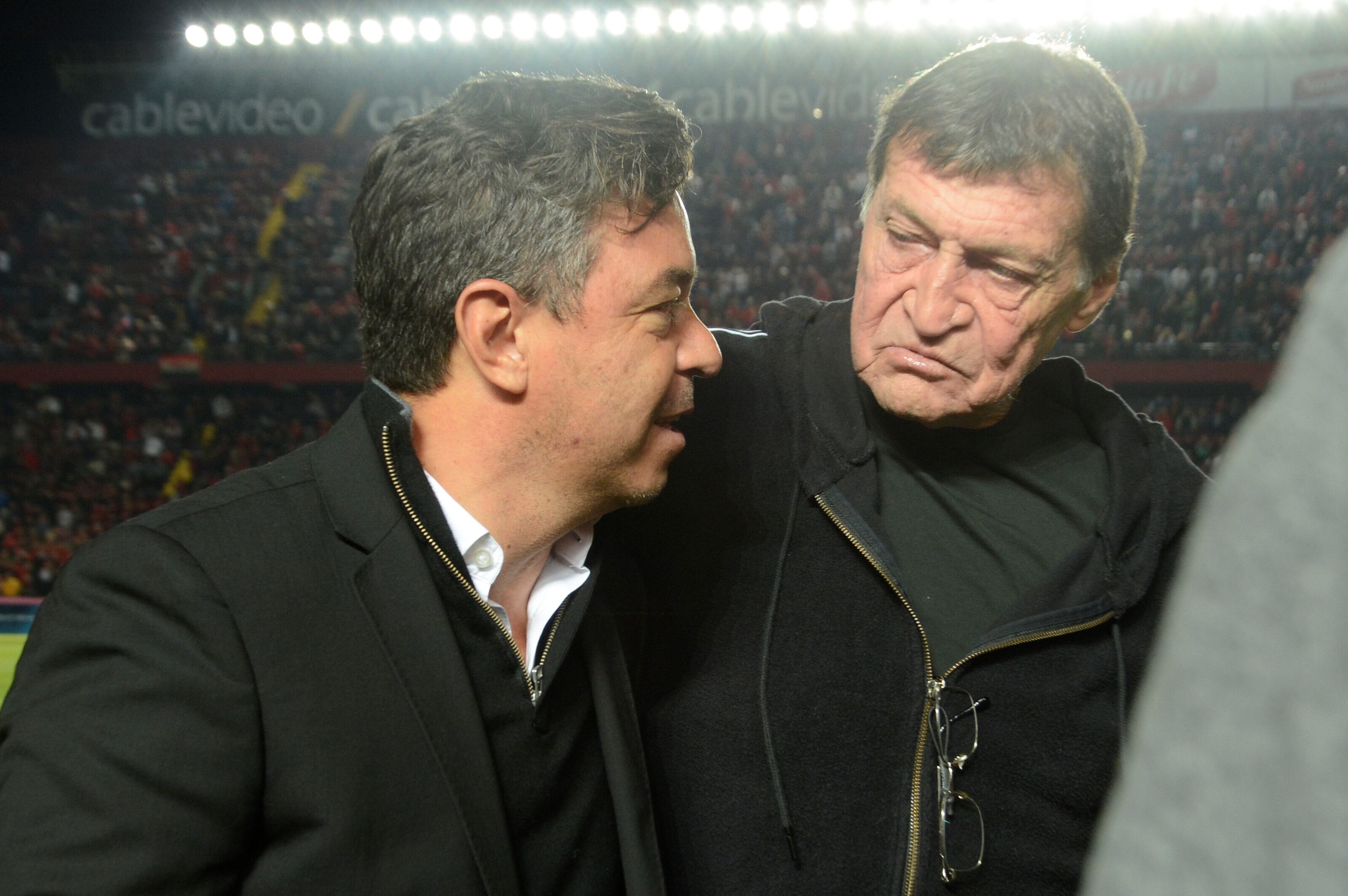 El "Muñeco" Gallardo, junto al DT de Colón, Julio Falcioni, durante el saludo entre entrenadores antes de comenzar el partido (Foto: Télam).