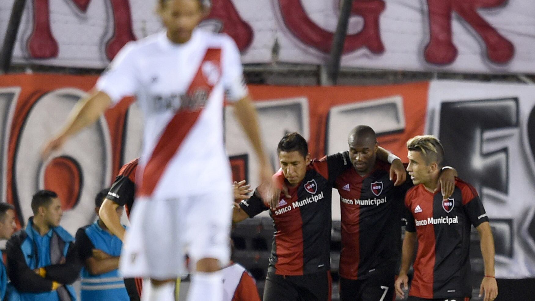 Sarmiento, Leal y Torres festejan el batacazo en el Monumental. Ponzio se lamenta como todo River.