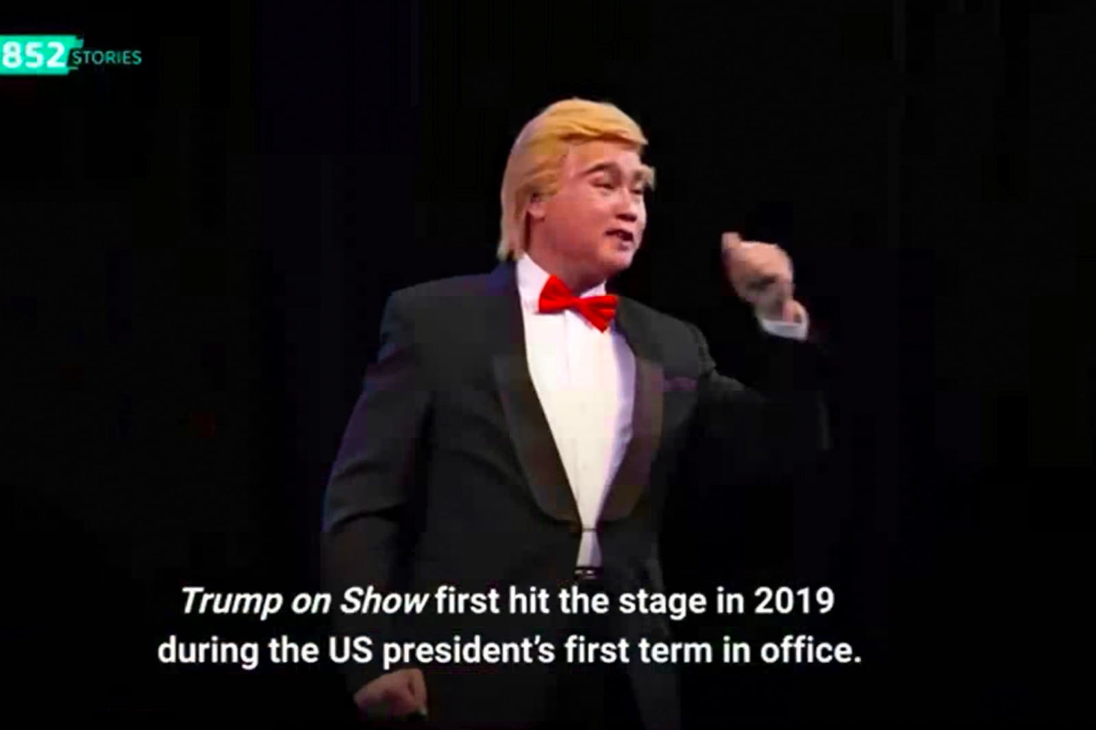 El actor Lung Koon-tin interpreta a Donald Trump en la ópera cantonesa "Trump The Twins President".