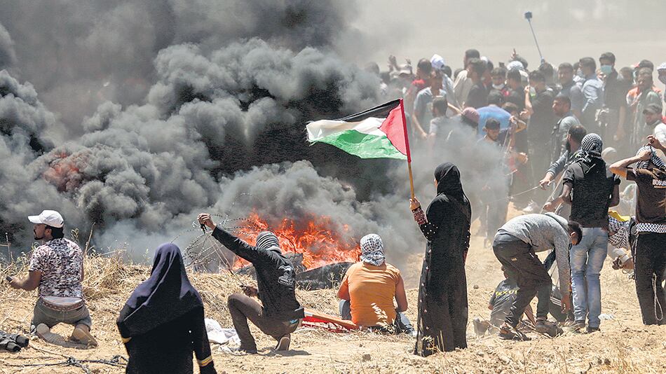 Un mujer sostiene una bandera palestina durante una protesta en la frontera entre Gaza e Israel.