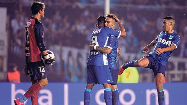 El abrazo de Lautaro Martínez y Diego González luego del segundo gol de Racing en el Cilindro.
