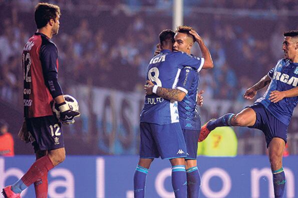 El abrazo de Lautaro Martínez y Diego González luego del segundo gol de Racing en el Cilindro.
