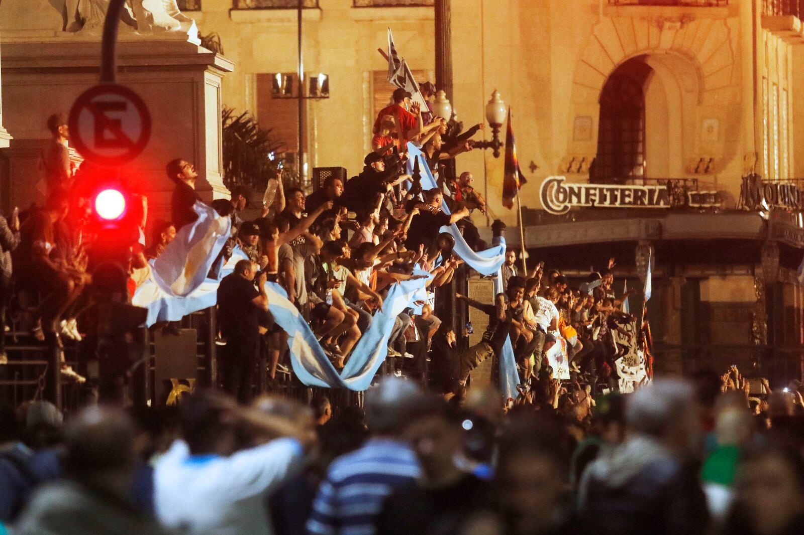 El DNU de Milei despertó protestas masivas en varias ciudades del país.