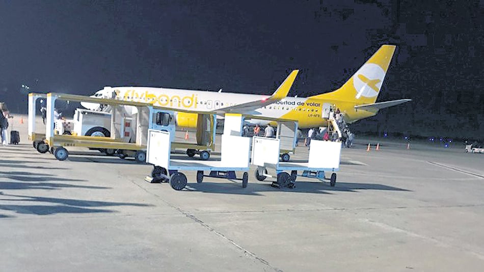 Floybondi compra aviones usados y económicos. Demoras y cancelaciones de vuelos son la constante.