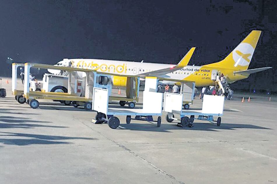 Floybondi compra aviones usados y económicos. Demoras y cancelaciones de vuelos son la constante.