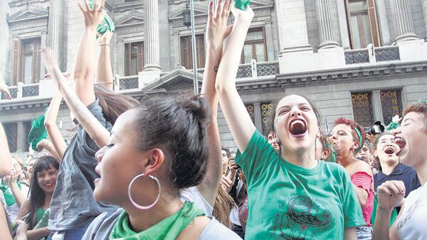 La movilización a favor de la despenalización del aborto tomó las calles y las pobló de militantes y pañuelos verdes.