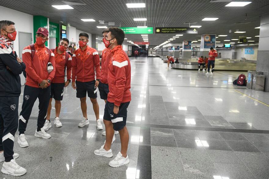 Monzón le habla a los jugadores mientras varados. El tercer DT no estará en el partido