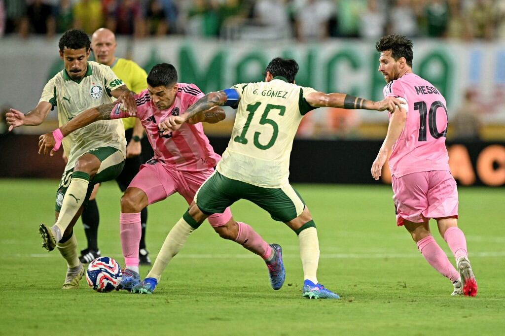 Suárez y Messi, amigos en acción.