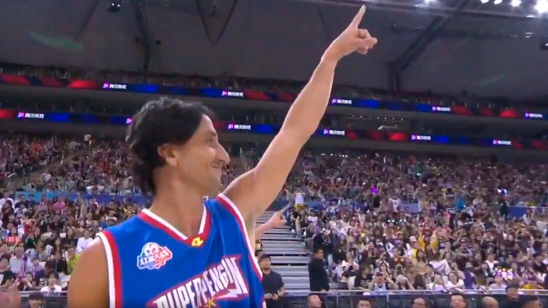 Manu Ginóbili señala socorronamente a Tony Parker, en el otro costado de la cancha.