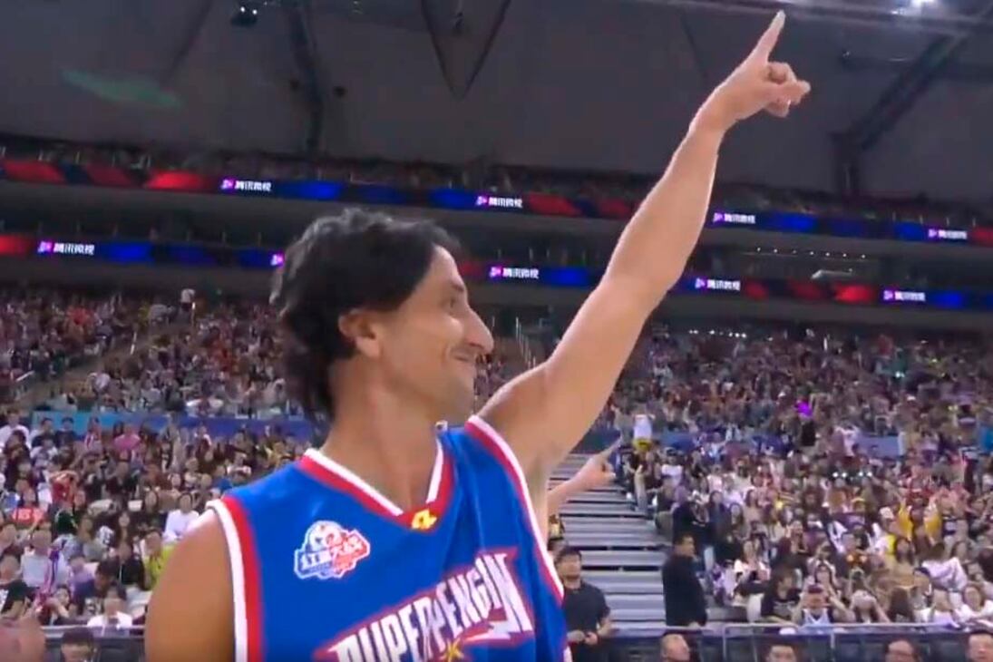 Manu Ginóbili señala socorronamente a Tony Parker, en el otro costado de la cancha.