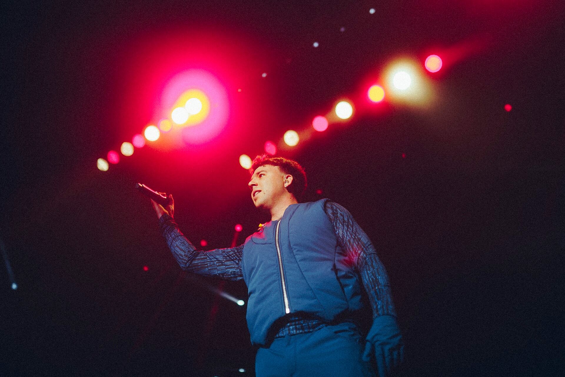 El alcance del pop, el background del trap español y hasta detalles de música dance se encimaron en un show de 80 minutos en Villa Crespo