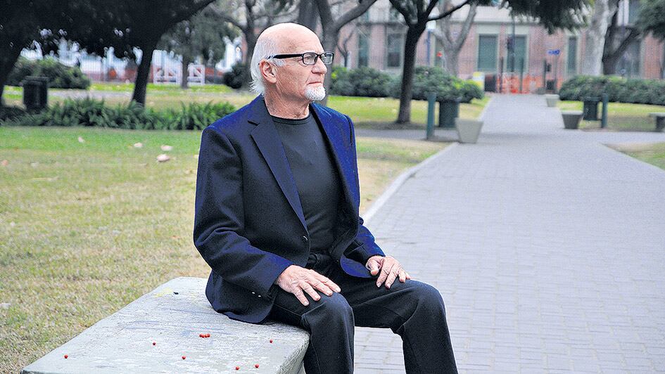 “Soy hincha de Almagro desde que nací, me hice socio de jovencito”, dice.