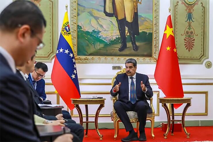 Maduro conversa con representantes de China en el Palacio de Miraflores.
