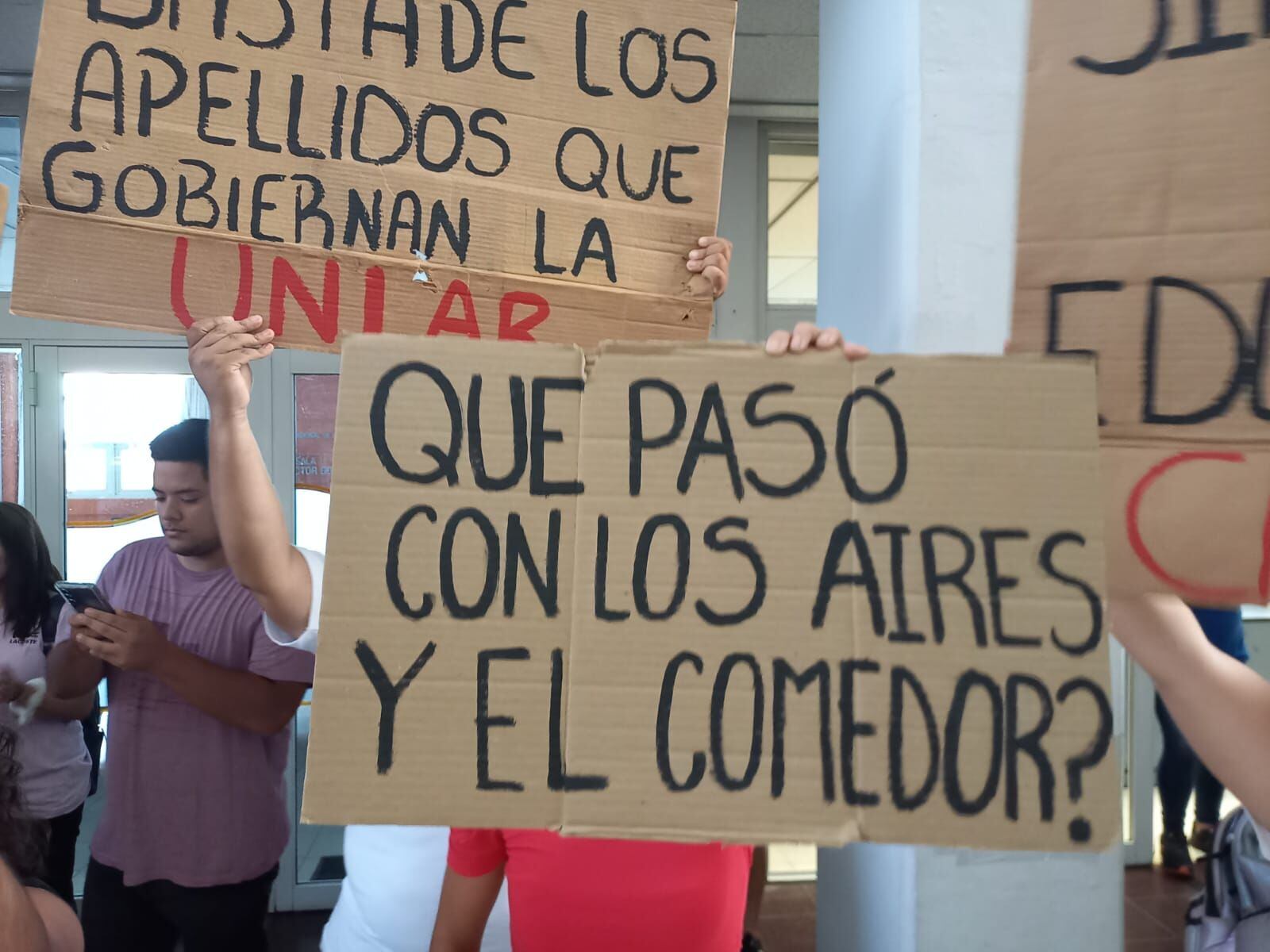 Protesta en el rectorado de la UNLaR.