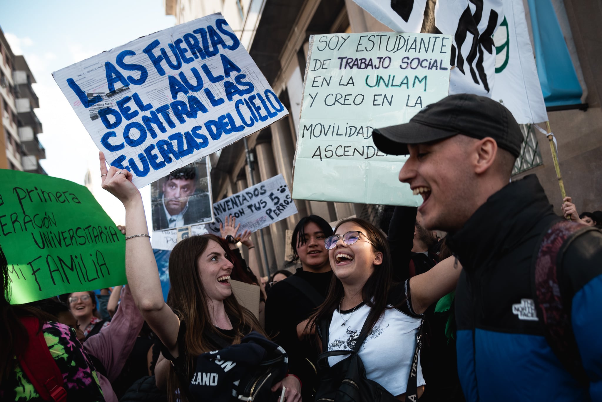 Milei, con todo su ejército de bots y trolls, movilizó puñaditos a Parque Lezama; mientras las pibas y los pibes rebalsaron la zona del Congreso
