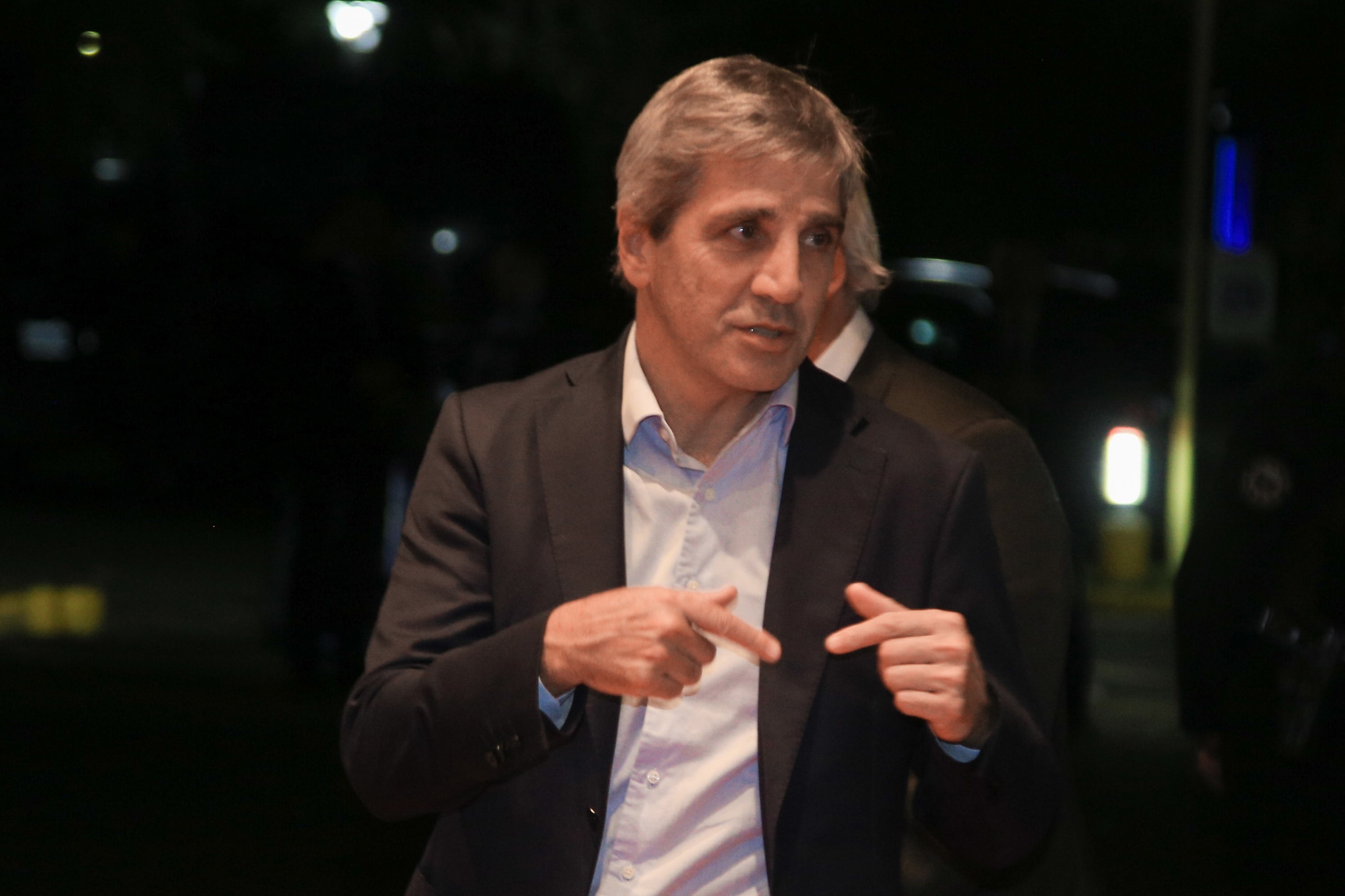 Caputo apunta a sostener el modelo del dólar barato, apertura comercial y deuda externa. 