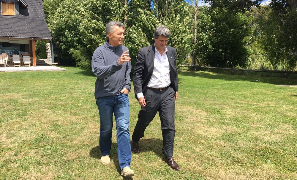 Tras su salida del gabinete, Prat Gay viajó a Villa La Angostura para reunirse con el Presidente, quien no interrumpió sus vacaciones.