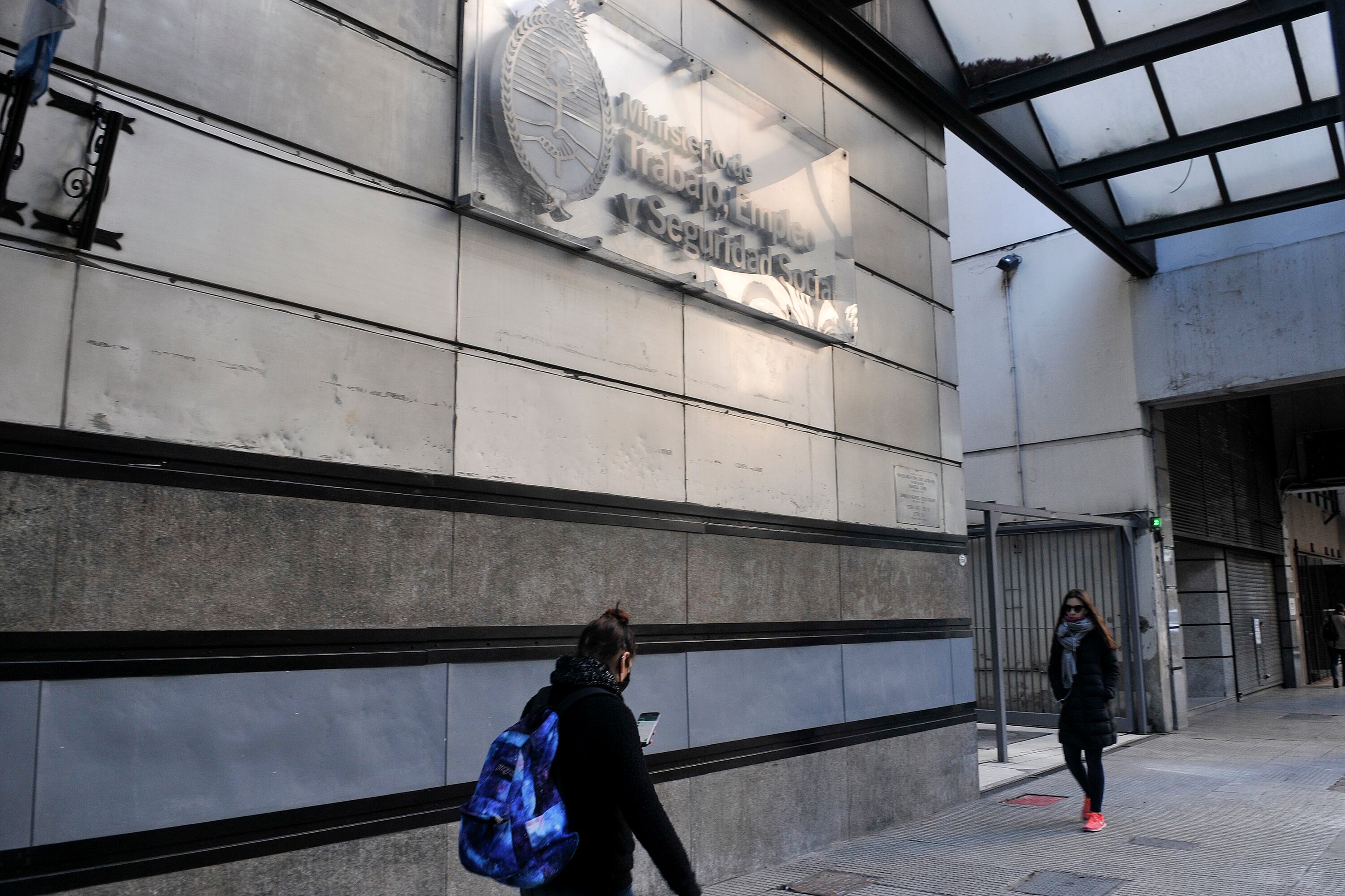 La devaluación profundizó la caída del salario en dólares.