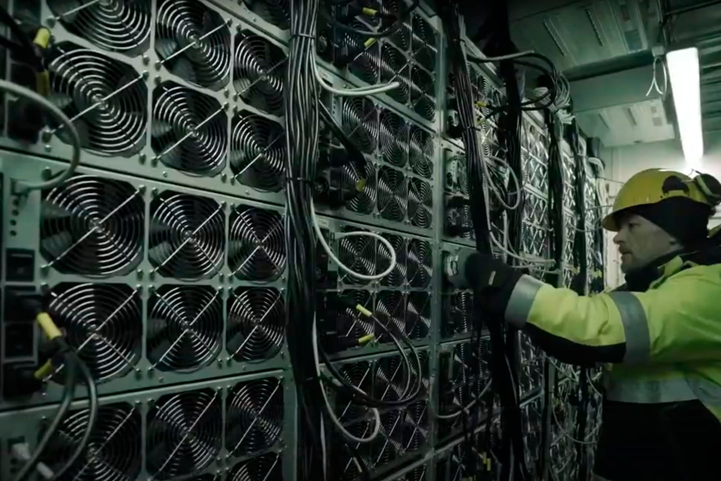 Un centro de datos de IA demanda casi tanta energía como 100.000 hogares. 