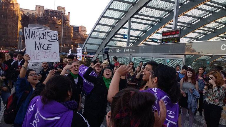 Un grupo nutrido de mujeres protestó a los besos contra la lesbofobia.