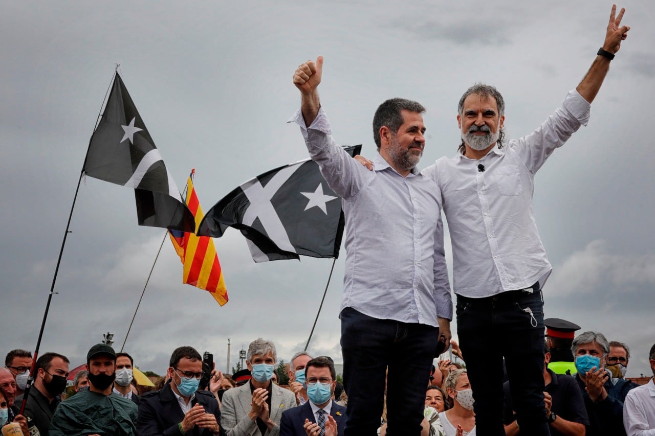 Jordi Cuixart (d) y Jordi Sánchez (i), saludan a simpatizantes después de ser excarcelados.