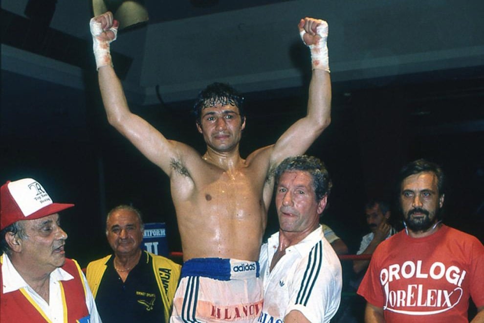 Uby, el flamante campeón mundial, es alzado por su padre, Ubaldo Francisco.