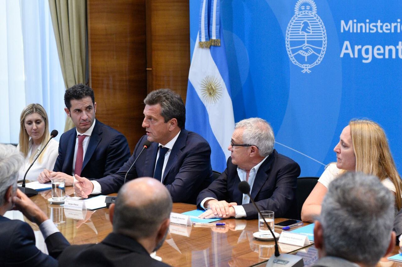 Massa anunció el acuerdo con el sector de indumentaria el viernes.