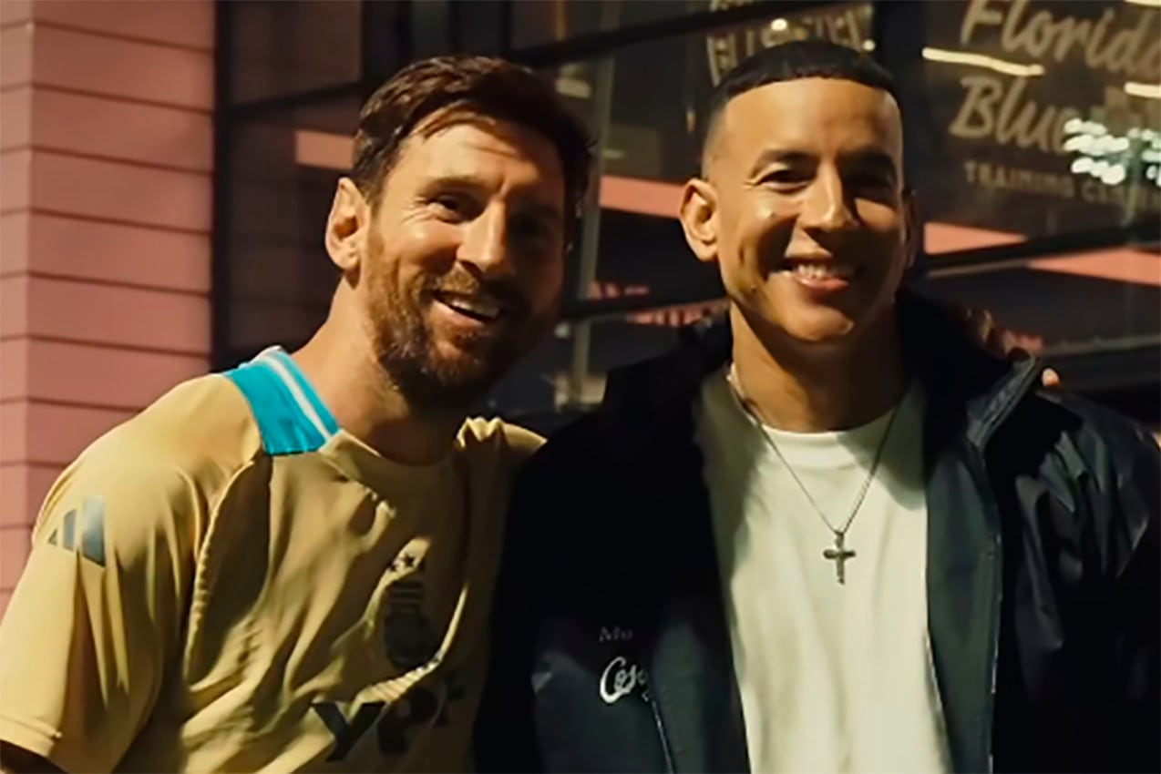 Messi posa junto al cantante Daddy Yankee
