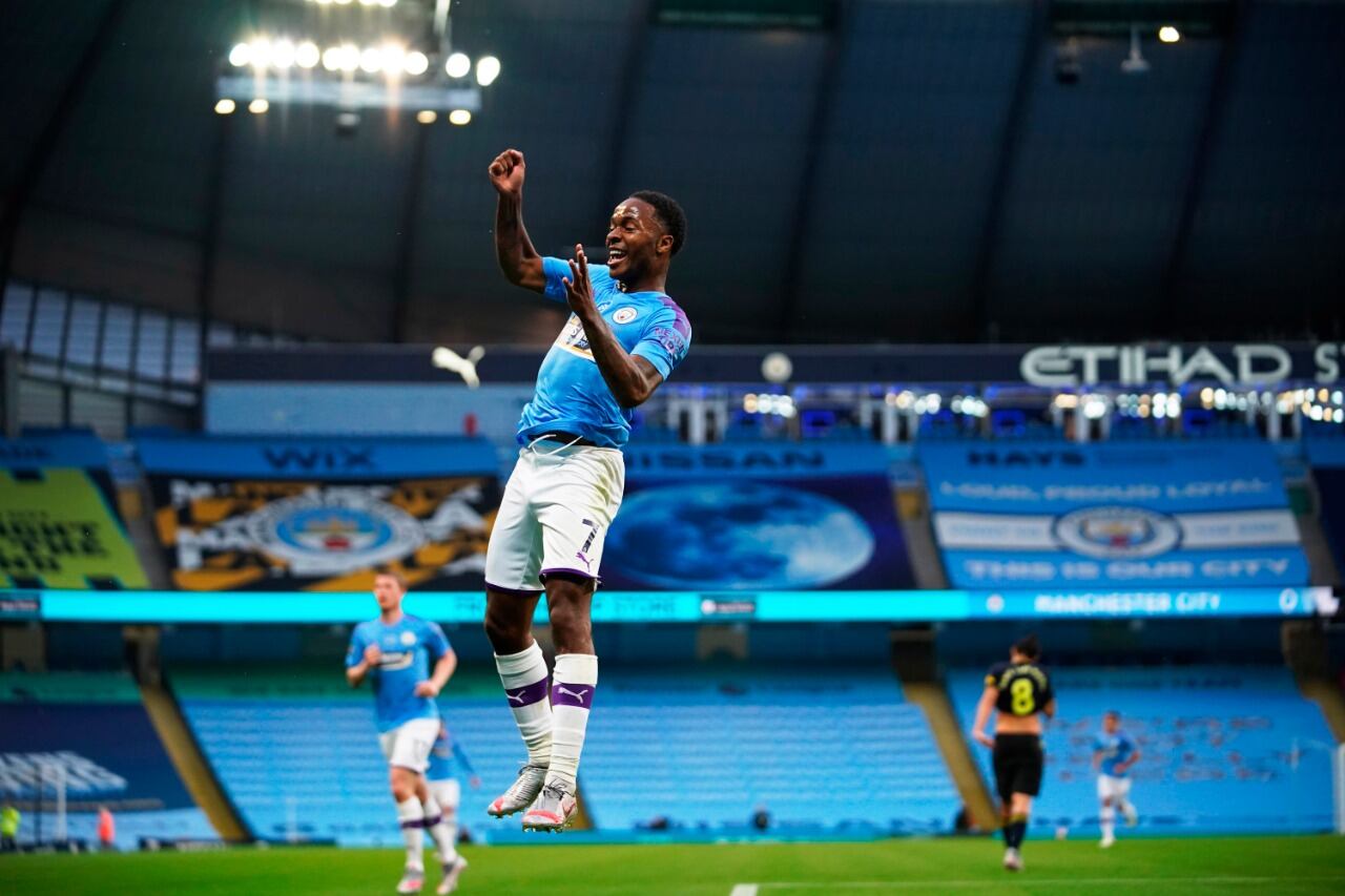 El festejo de Sterling luego de marcar el primer gol.