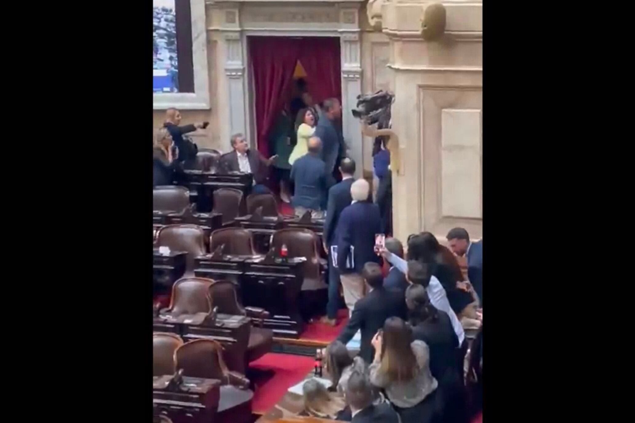 Oscar Zago y Lisandro Almirón, a las piñas en pleno recinto. 
