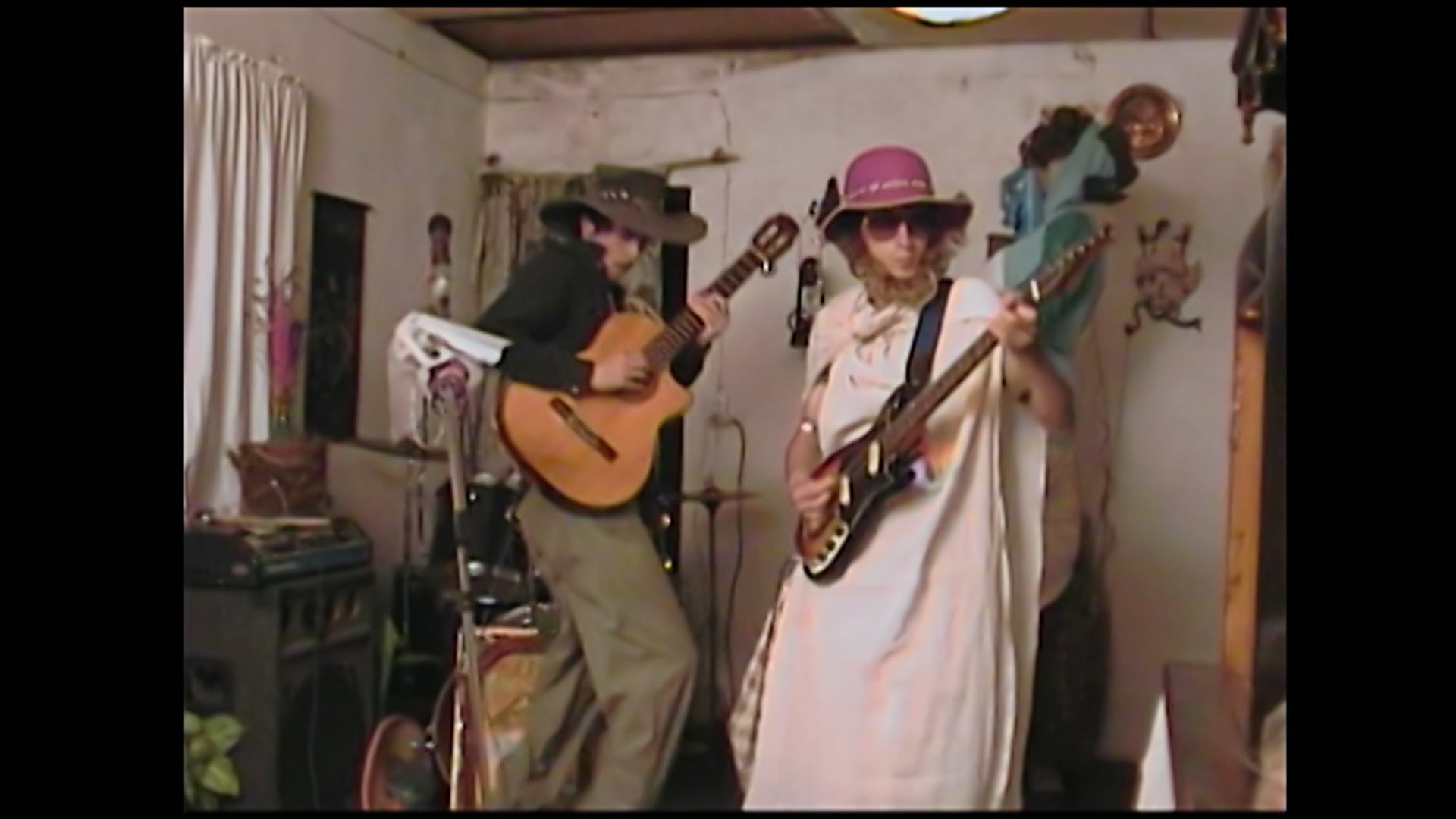 Escena de Encandilan luces, viaje psicotrópico con Los Síquicos Litoraleños, de Alejandro Gallo Bermúdez.