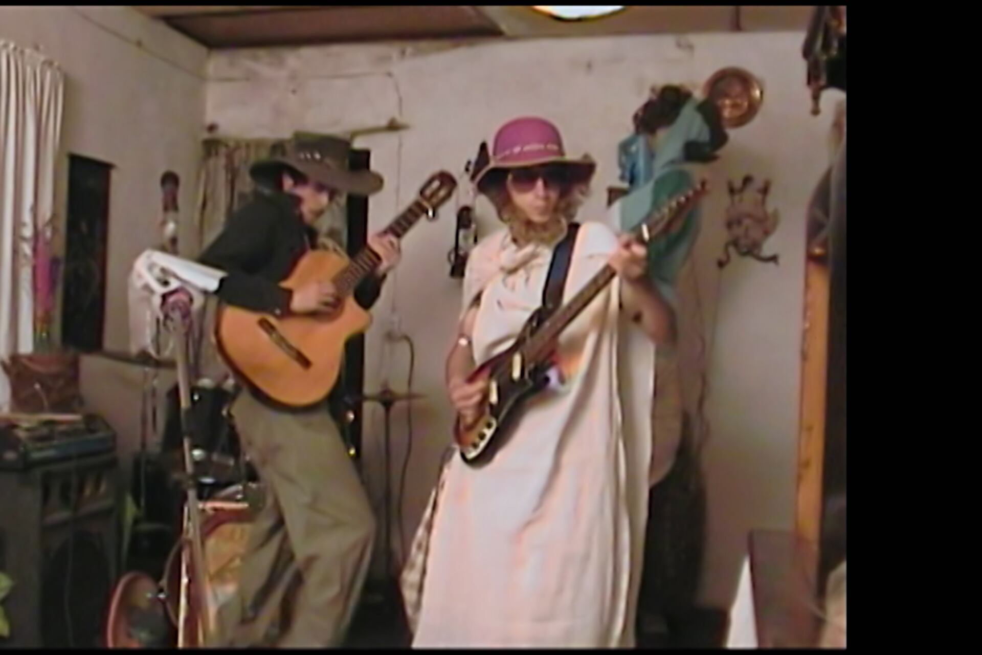 Escena de Encandilan luces, viaje psicotrópico con Los Síquicos Litoraleños, de Alejandro Gallo Bermúdez.