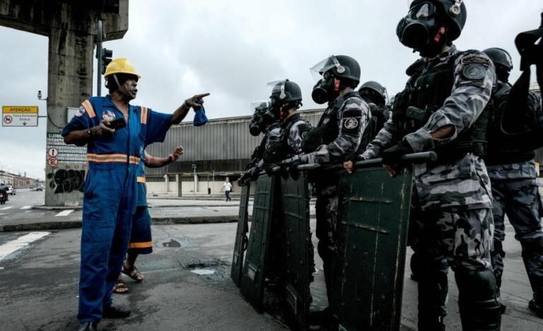 Un manifestante desafía a la policía durante la jornada de protesta.
