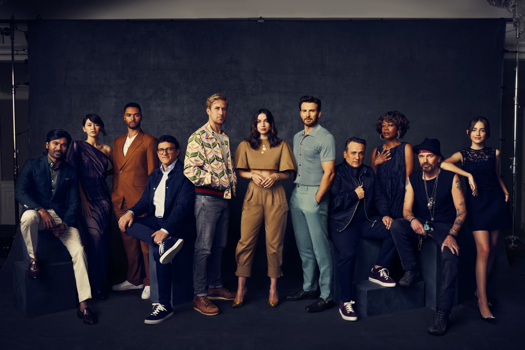 Foto de familia del elenco y el equipo técnico de "El hombre de gris".