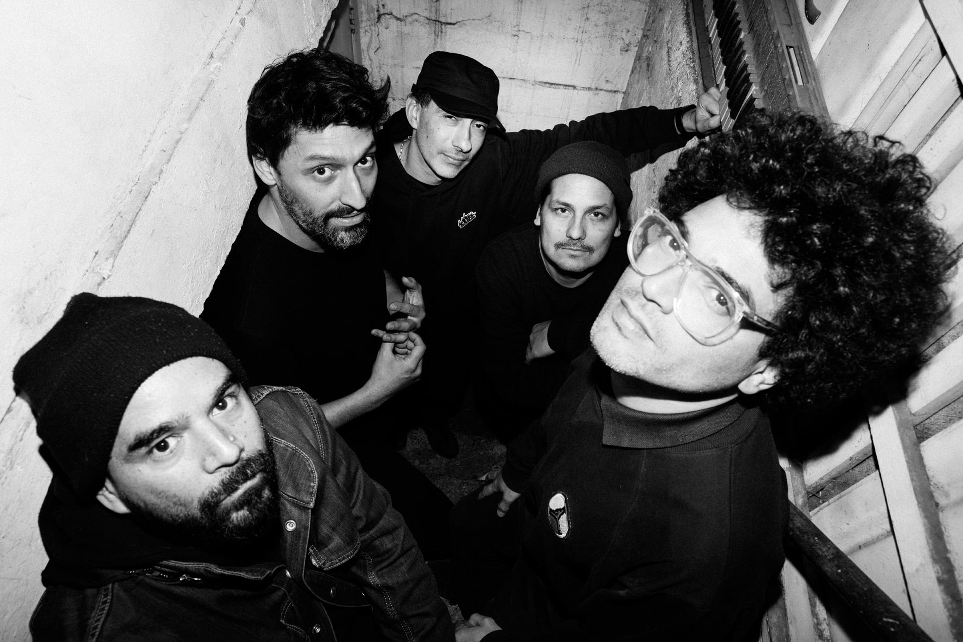 El álbum trae nueves tracks, pero son tres canciones abordadas cada una de tres formas distintas: electrónica, orquestal y banda tradicional