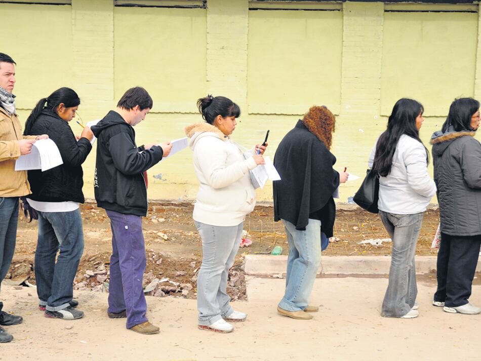 La Encuesta de Indicadores Laborales bajó 0,3 por ciento interanual en febrero, tras caer 0,5 en enero.