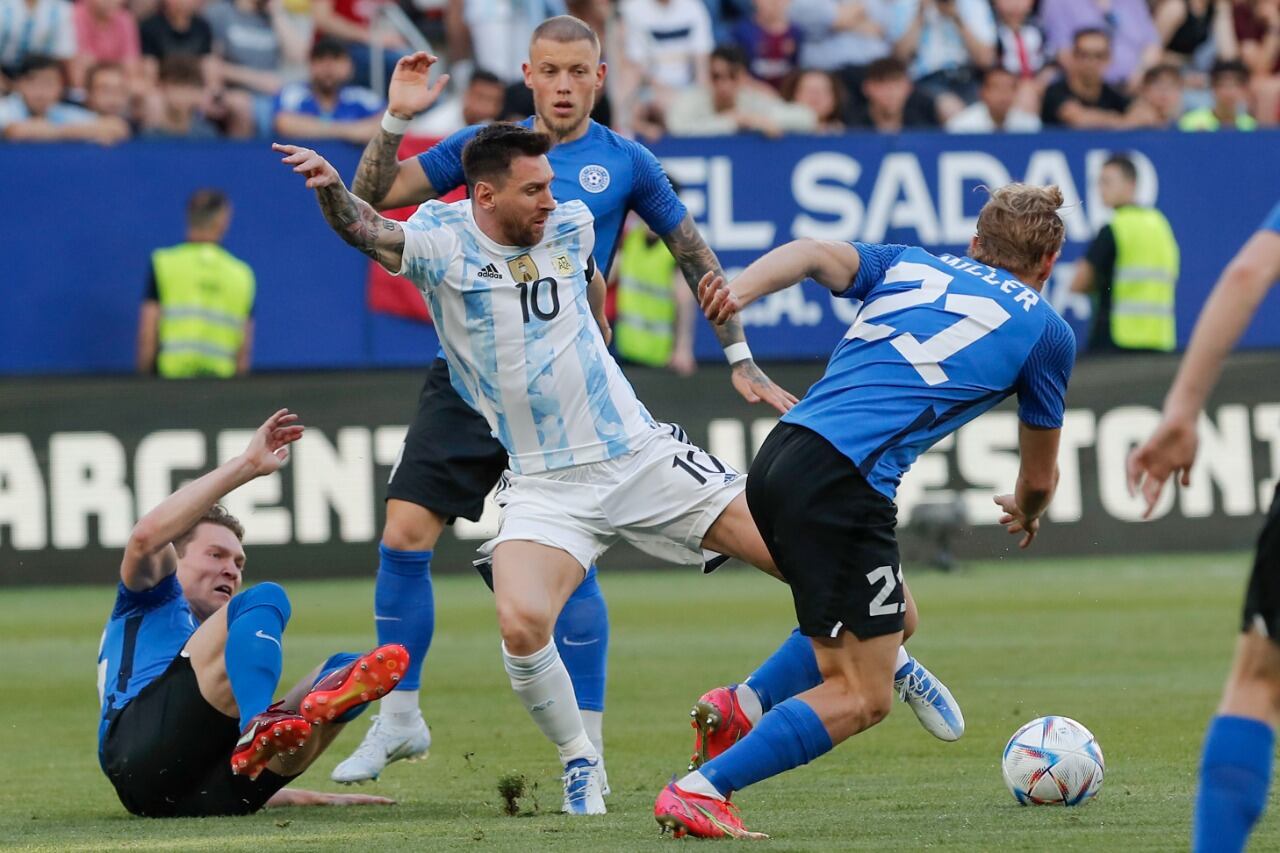 Messi rodeado por tres adversarios en Pamplona
