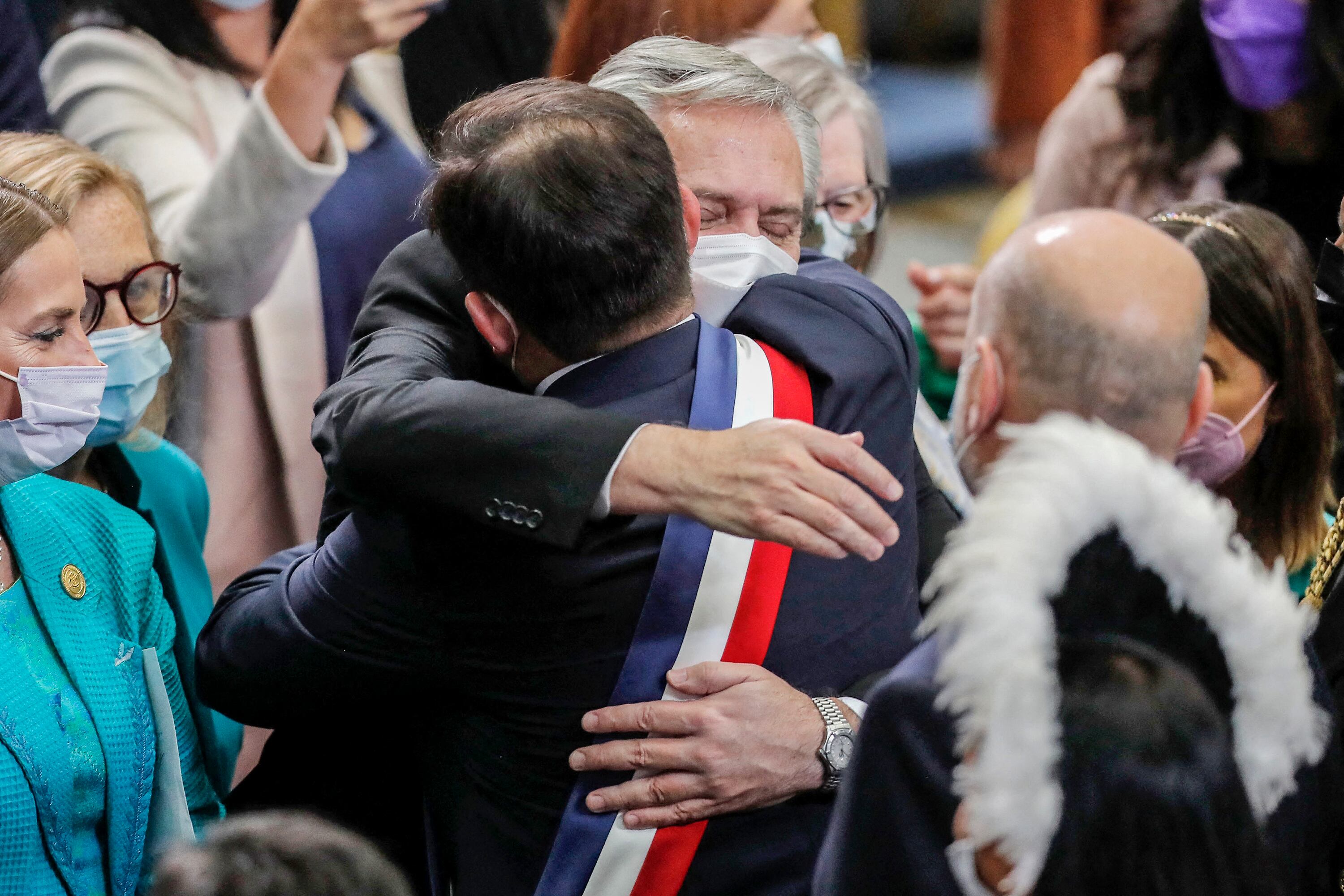 El extenso abrazo de Boric a Fernández fue uno de los gestos 